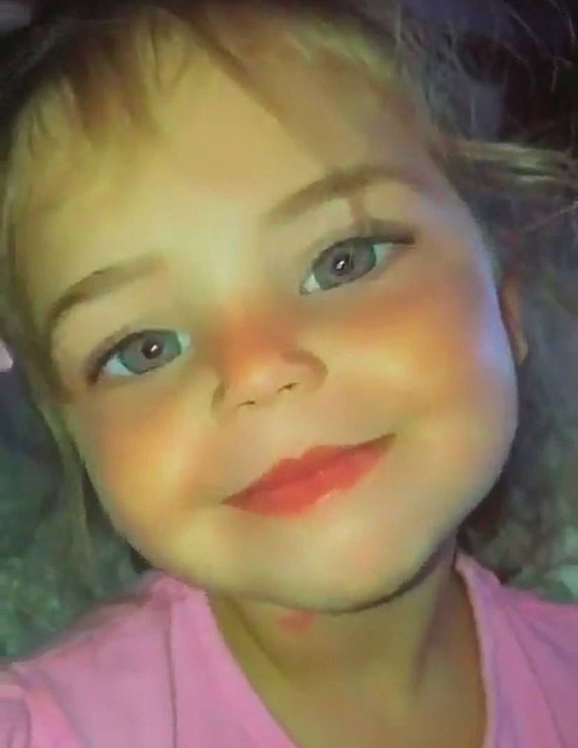 Colinne Et Robinne participe au concours pour gagner de l'argent avec cette photo : cheek, chin, ear, eye, eyebrow, eyelash, forehead, hair, hairstyle, happy, human_body, iris, jaw, joy, lip, mouth, neck, nose, person, skin