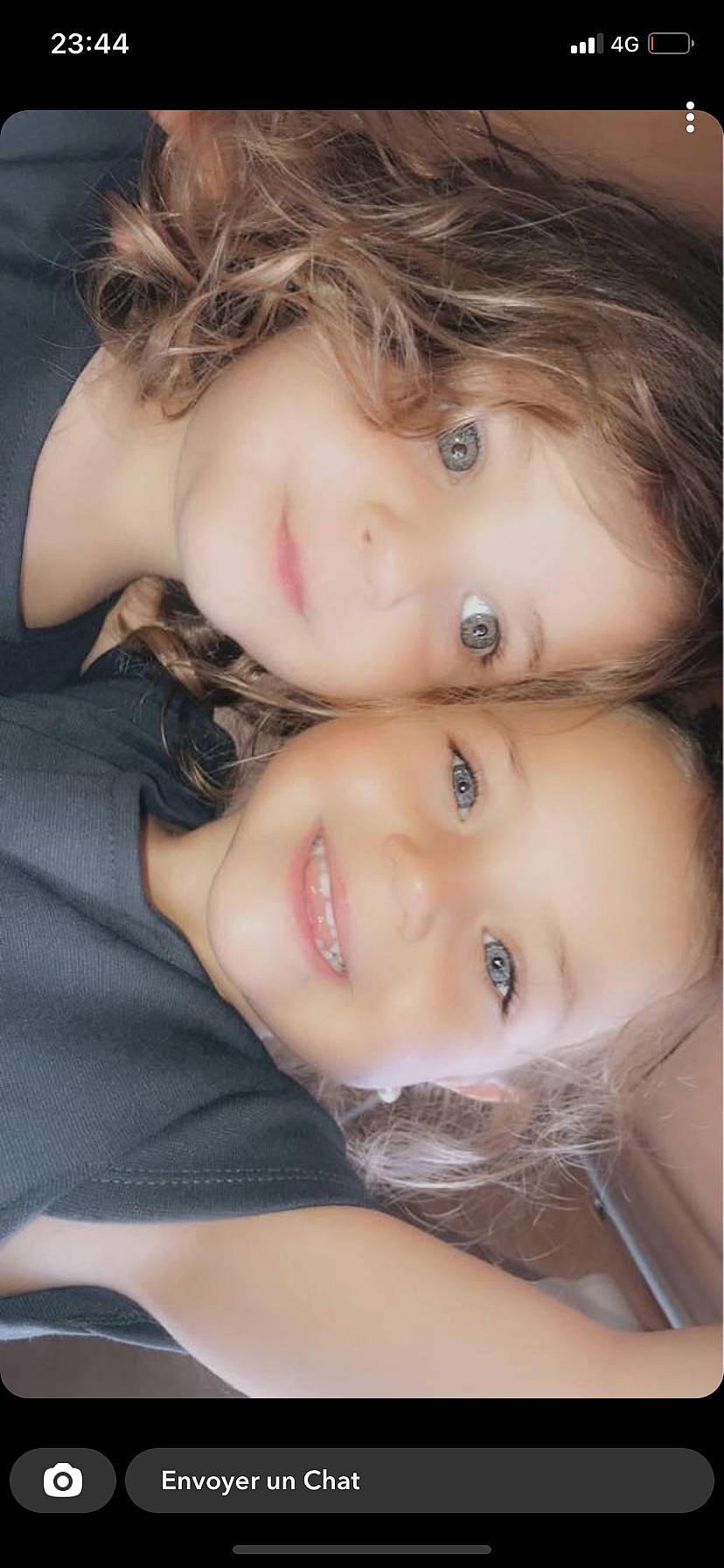 Colinne Et Robinne participe au concours pour gagner de l'argent avec cette photo : blond, brown_hair, cheek, child, close_up, eye, eyebrow, eyelash, flash_photography, gesture, happy, iris, jaw, joy, lip, mouth, nose, person, skin, smile