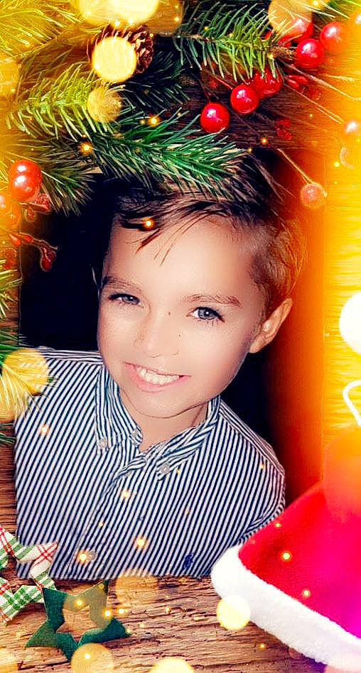 Hicham participe au concours pour gagner de l'argent avec cette photo : beauty, christmas, christmas_decoration, christmas_ornament, christmas_tree, event, facial_expression, fun, green, happy, head, holiday, holiday_ornament, human, joy, organ, ornament, people, person, plant