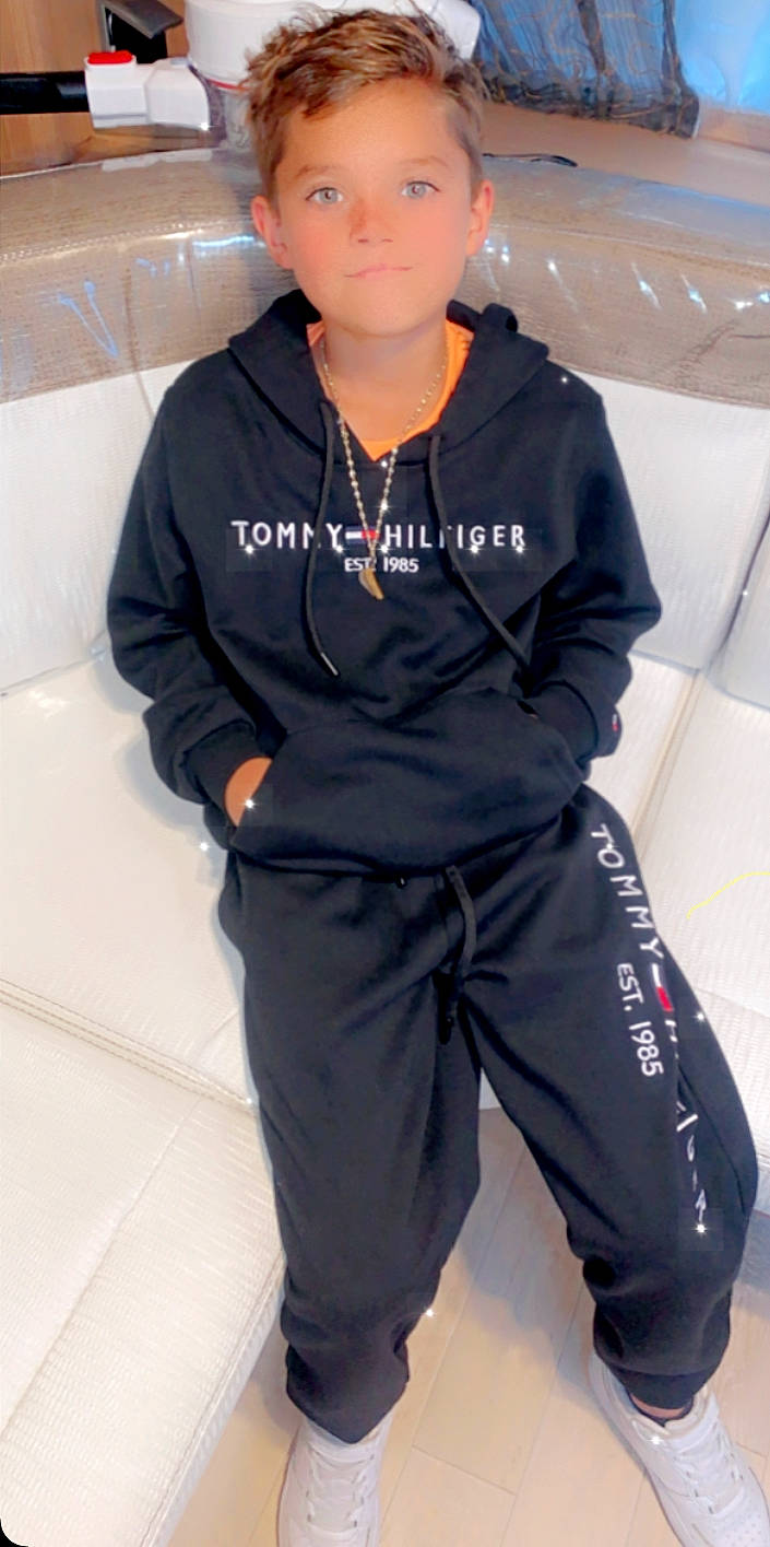 Hicham a rejoint le concours — aidez-le/la à gagner de superbes lots ! automotive_design, blazer, button, collar, denim, electric_blue, eyewear, fashion_design, glasses, jacket, person, personal_protective_equipment, sleeve, sportswear, street_fashion, sunglasses, t_shirt, vision_care, waist, white