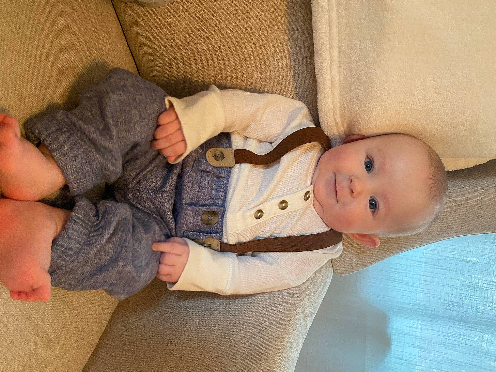 John is registered to the contest to win money with this photo: baby, baby_toddler_clothing, child, comfort, finger, foot, gesture, human_leg, joint, linens, mammal, person, room, skin, sleeve, smile, textile, thumb, toddler, wood