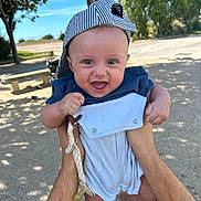 Liham a rejoint le concours — aidez-le/la à gagner de superbes lots ! baby, bench, blue_clothing, cap, child, cute, daylight, hands, happy, hat, joyful, nature, outdoor, pacifier, park, person, skin, smiling, sunlight, trees
