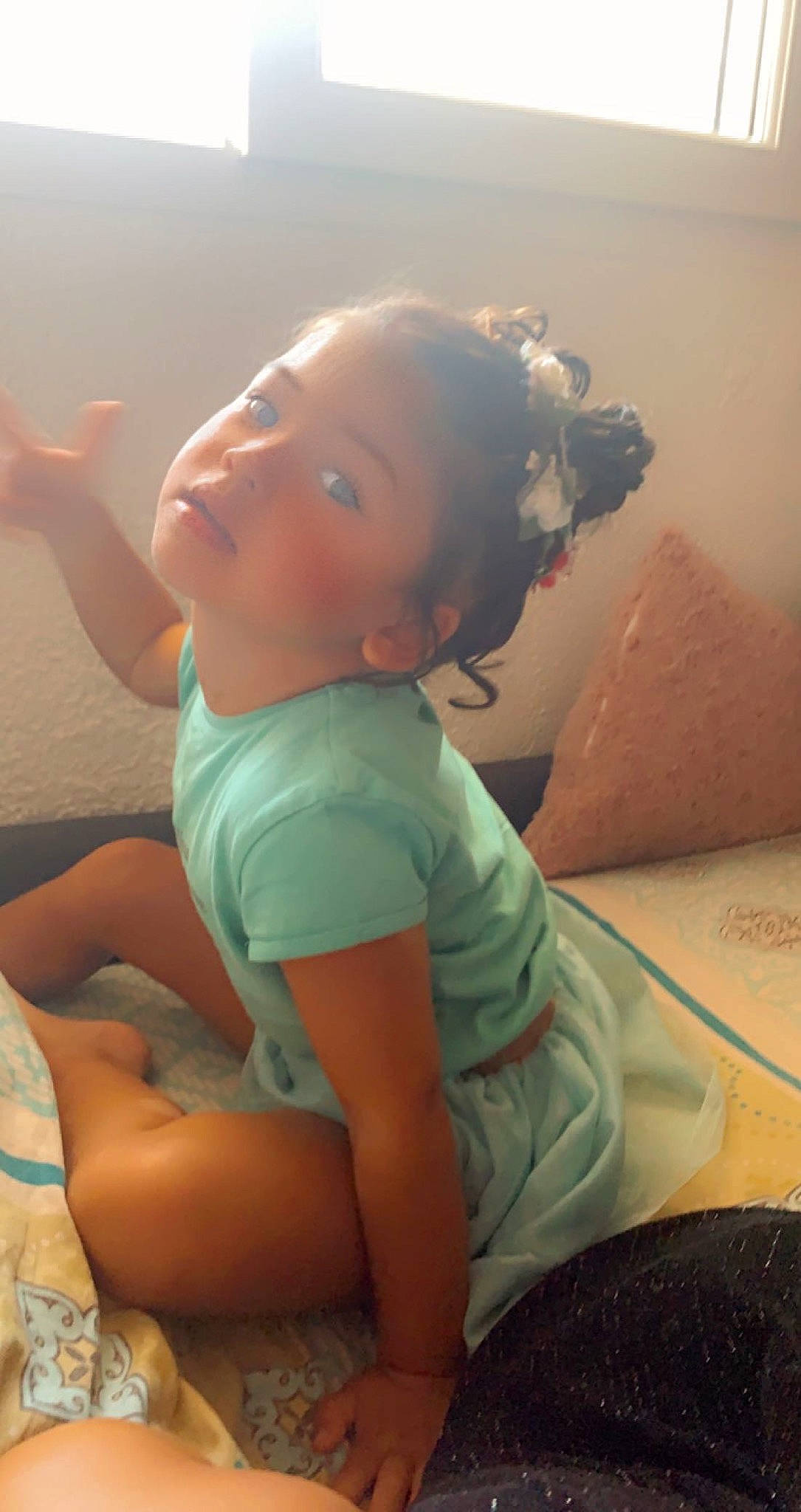 Angelina participe au concours pour gagner de l'argent avec cette photo : arm, black_hair, cool, ear, elbow, eye, facial_expression, finger, gesture, happy, head, human_body, jaw, joint, mouth, neck, nose, person, shoulder, skin