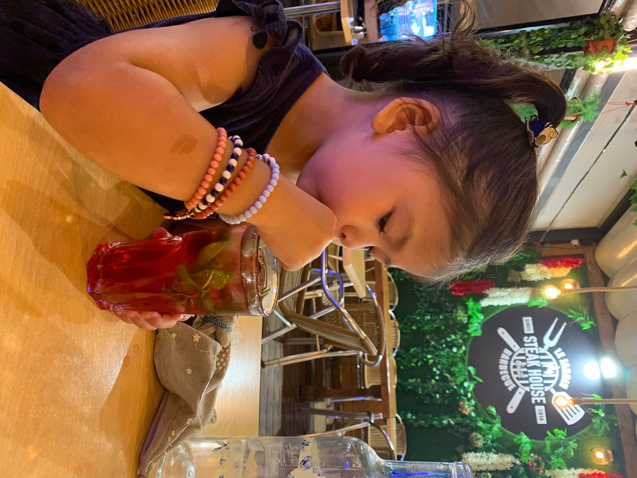 Angelina participe au concours pour gagner de l'argent avec cette photo : abdomen, bracelet, chest, child, drinkware, event, eyewear, fashion_accessory, fun, games, glass, happy, holiday, jewellery, leisure, party, person, recreation, stemware, sunglasses