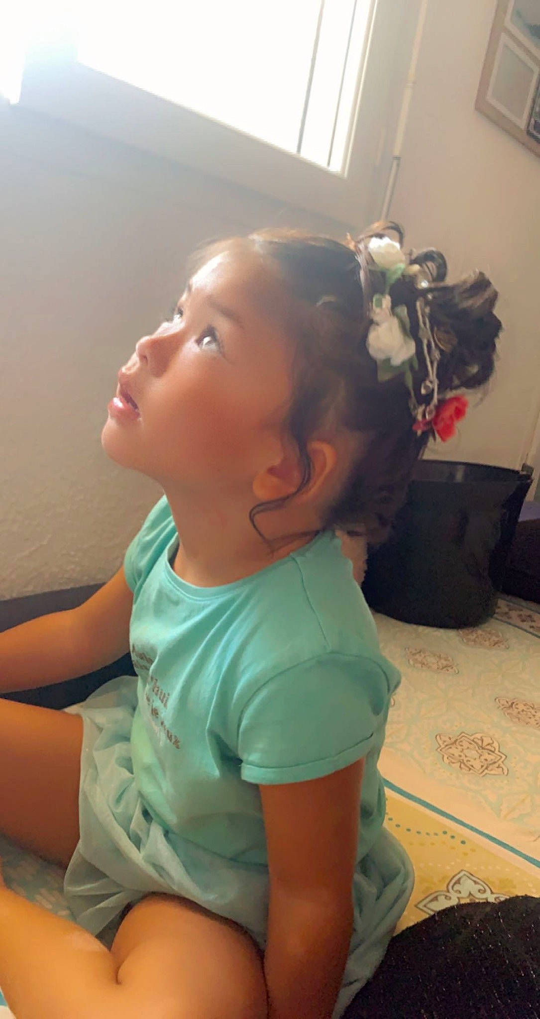 Angelina a rejoint le concours — aidez-le/la à gagner de superbes lots ! audio_equipment, baby, baby_toddler_clothing, cheek, chest, child, flooring, fun, hair, happy, head, human_body, mouth, neck, nose, person, shoulder, skin, standing, toddler