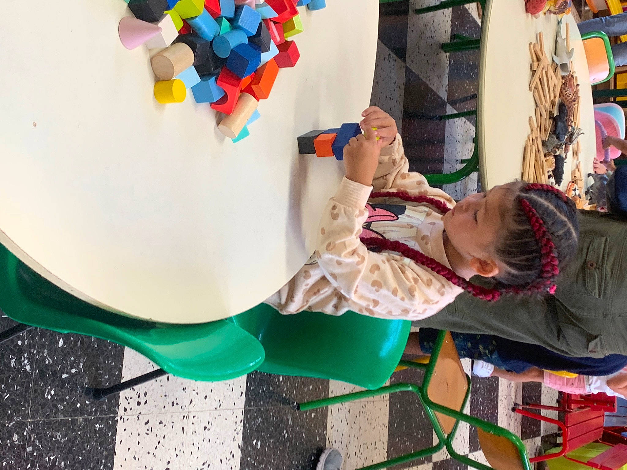 Angelina a rejoint le concours — aidez-le/la à gagner de superbes lots ! art, artist, balloon, child, circle, event, eyewear, fun, green, happy, leisure, party_supply, people, person, play, room, t_shirt, visual_arts, wall, world