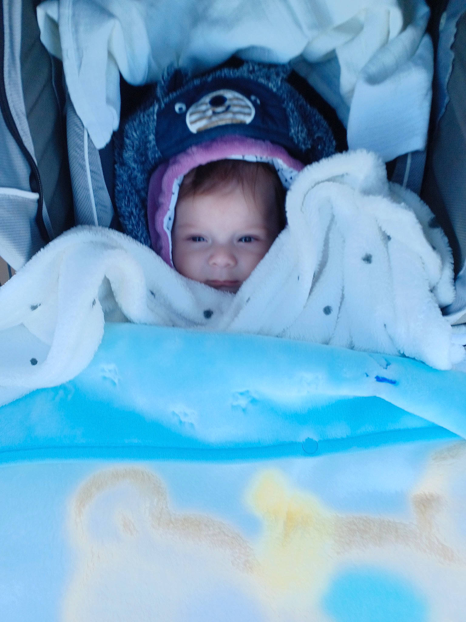 éric participe au concours pour gagner de l'argent avec cette photo : baby, baby_toddler_clothing, child, comfort, electric_blue, face, freezing, happy, head, linens, person, room, toddler, white, winter