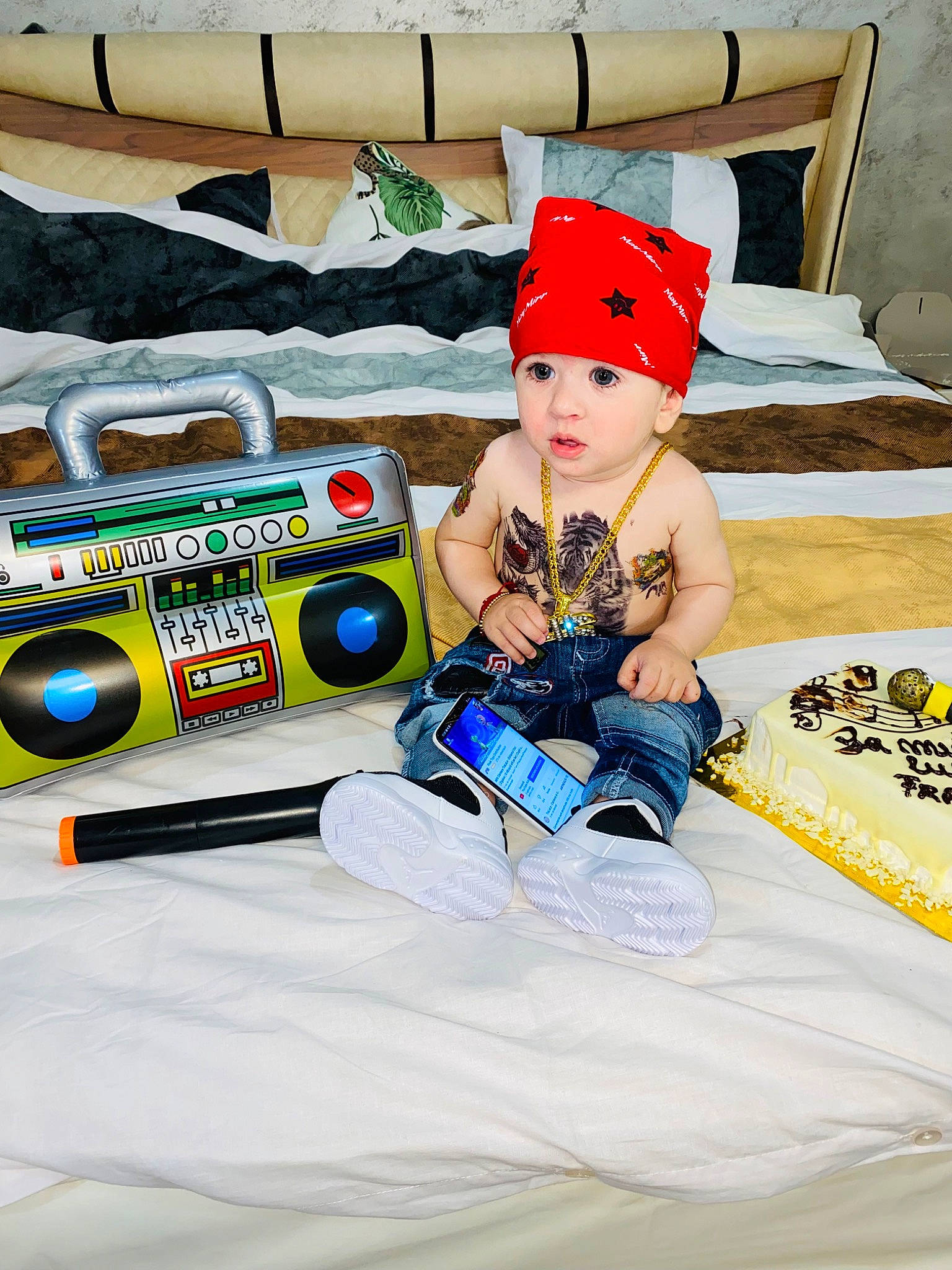 Franco participe au concours pour gagner de l'argent avec cette photo : baby, baby_products, baby_toddler_clothing, baseball_cap, beanie, cap, carmine, child, costume_hat, fictional_character, happy, hat, headgear, headwear, person, personal_protective_equipment, play, recreation, room, sitting