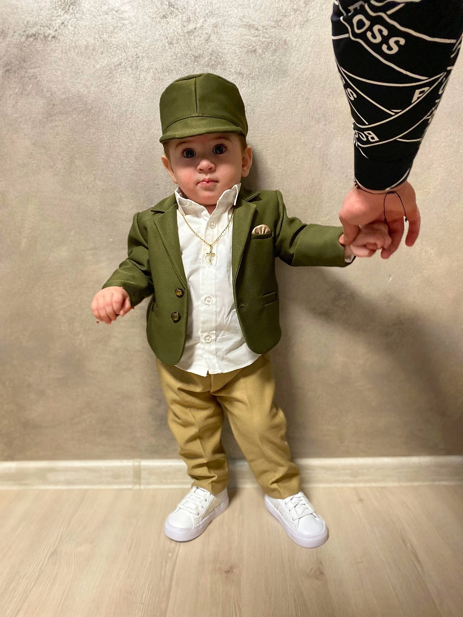 Franco a rejoint le concours — aidez-le/la à gagner de superbes lots ! baby, baby_toddler_clothing, cap, collar, costume_hat, dress_shirt, fashion_accessory, flooring, formal_wear, fun, gesture, happy, hardwood, headgear, headwear, human_body, outerwear, pattern, person, sleeve