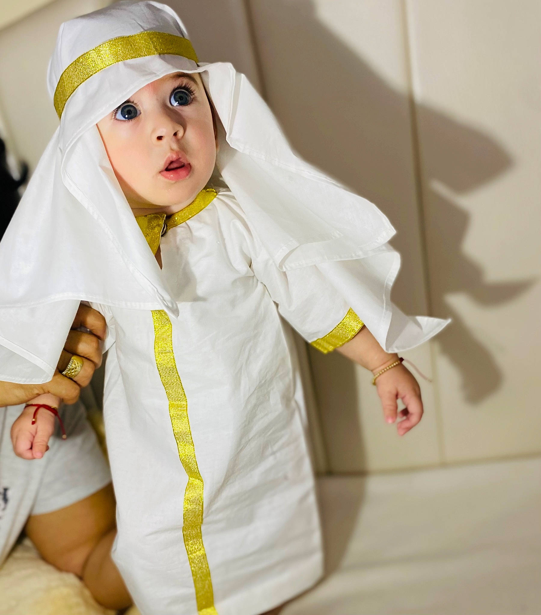 Franco participe au concours pour gagner de l'argent avec cette photo : baby, baby_toddler_clothing, cap, collar, comfort, dress_shirt, eye, face, fashion_accessory, fashion_design, gesture, glove, headwear, linens, outerwear, person, room, sleeve, surprise, toddler