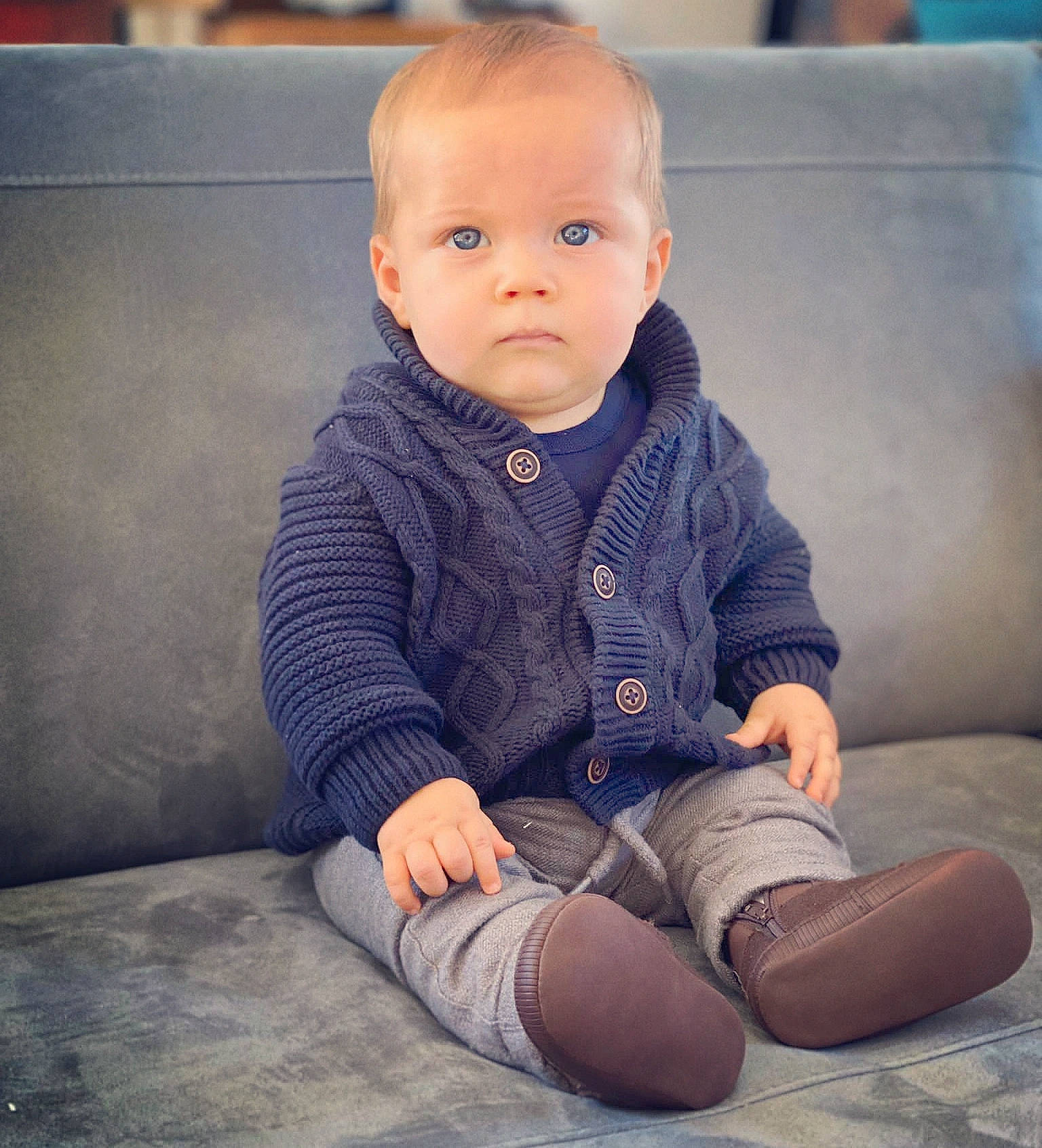 Mathéo a rejoint le concours — aidez-le/la à gagner de superbes lots ! baby_toddler_clothing, clothing, comfort, cool, floor, flooring, happy, human, joint, knee, leg, lip, person, shoe, skin, sleeve, standing, thigh, tints_and_shades, toddler