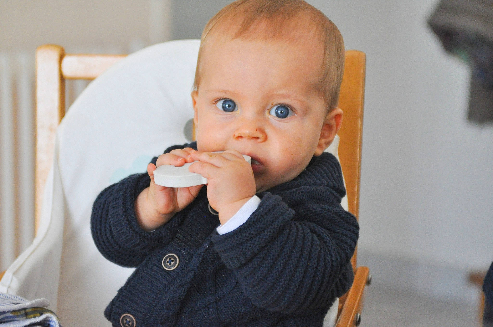 Mathéo a rejoint le concours — aidez-le/la à gagner de superbes lots ! arm, baby, baby_toddler_clothing, cheek, child, ear, eyelash, finger, gesture, hand, happy, iris, lip, nail, neck, nose, person, sleeve, t_shirt, thumb