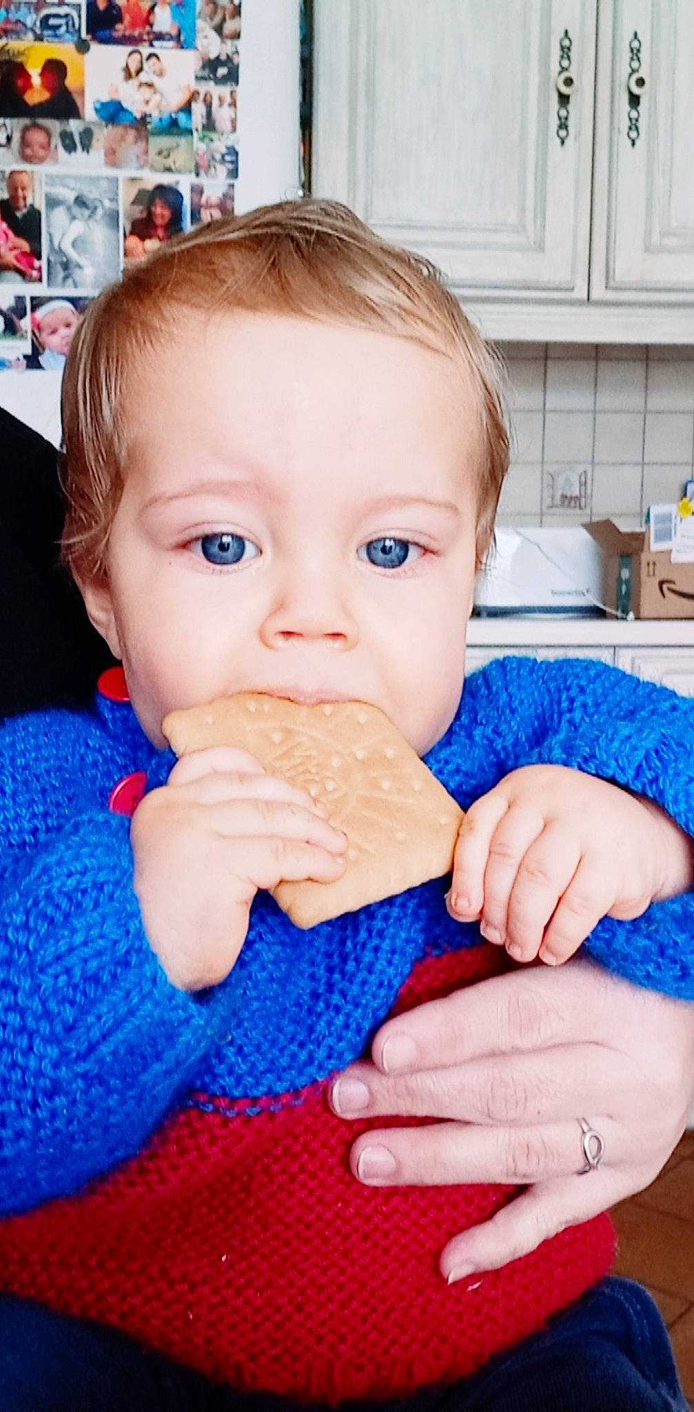 Mathéo participe au concours pour gagner de l'argent avec cette photo : baby, baby_toddler_clothing, blue, blurred, cabinetry, cheek, drinkware, electric_blue, finger, fun, gesture, happy, iris, mouth, nail, neck, nose, person, skin, sleeve