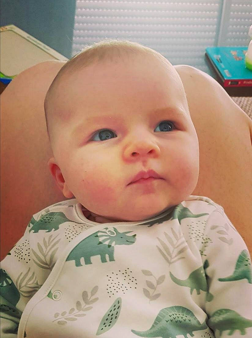 Lucie participe au concours pour gagner de l'argent avec cette photo : baby, baby_toddler_clothing, cheek, chin, ear, eye, eyebrow, face, facial_expression, finger, hairstyle, head, iris, lip, mouth, neck, nose, organ, person, skin