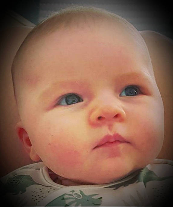 Lucie a rejoint le concours — aidez-le/la à gagner de superbes lots ! baby, baby_toddler_clothing, cheek, cloud, cool, ear, eyebrow, eyelash, finger, flash_photography, forehead, happy, iris, lip, mouth, nose, person, skin, sky, smile