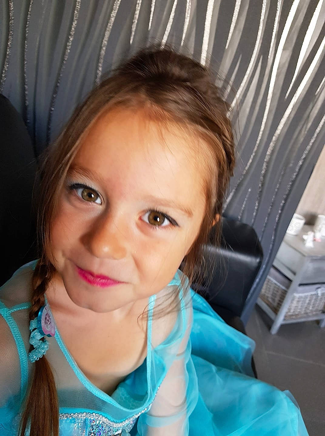 Lena a rejoint le concours — aidez-le/la à gagner de superbes lots ! brown_hair, cheek, child, child_model, chin, ear, eye, eyebrow, face, forehead, girl, hair, hairstyle, head, iris, long_hair, nose, person, skin, smile