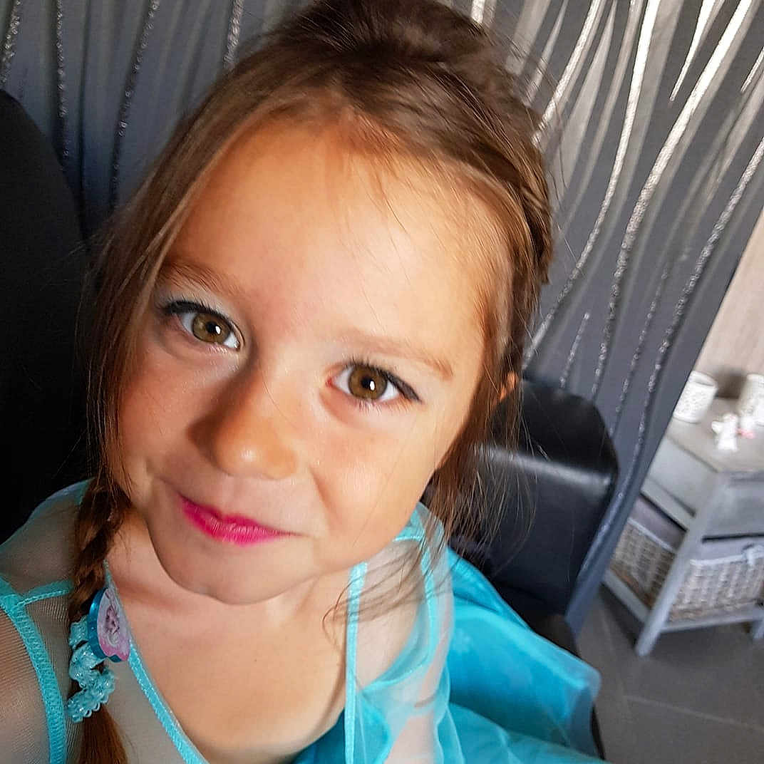 Lena a rejoint le concours — aidez-le/la à gagner de superbes lots ! brown_hair, cheek, child, child_model, chin, ear, eye, eyebrow, face, forehead, girl, hair, hairstyle, head, iris, long_hair, nose, person, skin, smile