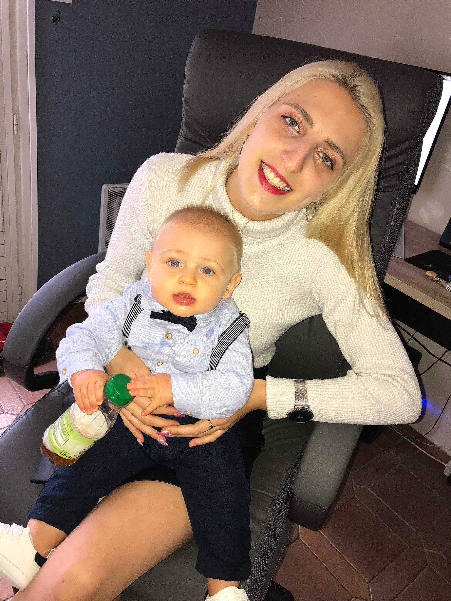 Tiago a rejoint le concours — aidez-le/la à gagner de superbes lots ! baby, baby_carriage, baby_products, car_seat, child, comfort, joy, lap, leg, person, product, sitting, smile, toddler, vacation