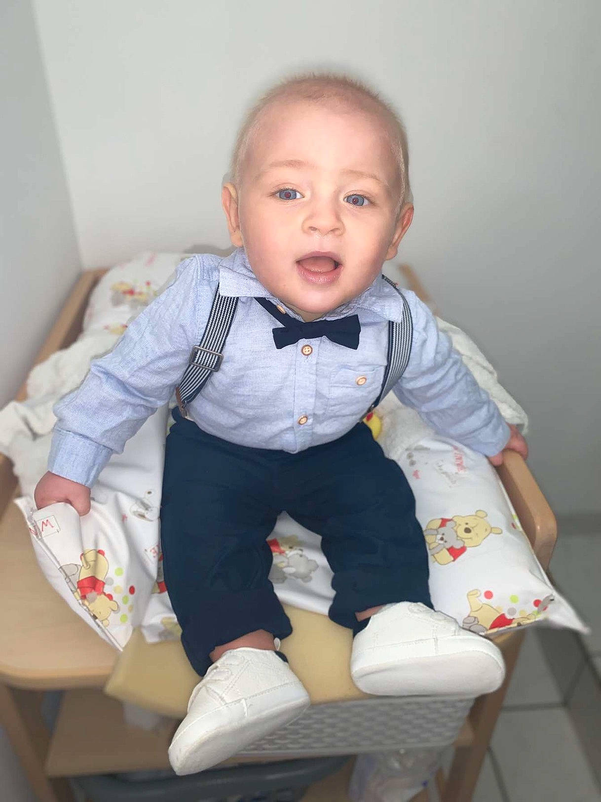 Tiago a rejoint le concours — aidez-le/la à gagner de superbes lots ! baby, baby_toddler_clothing, cheek, child, person, sitting, surprise, toddler