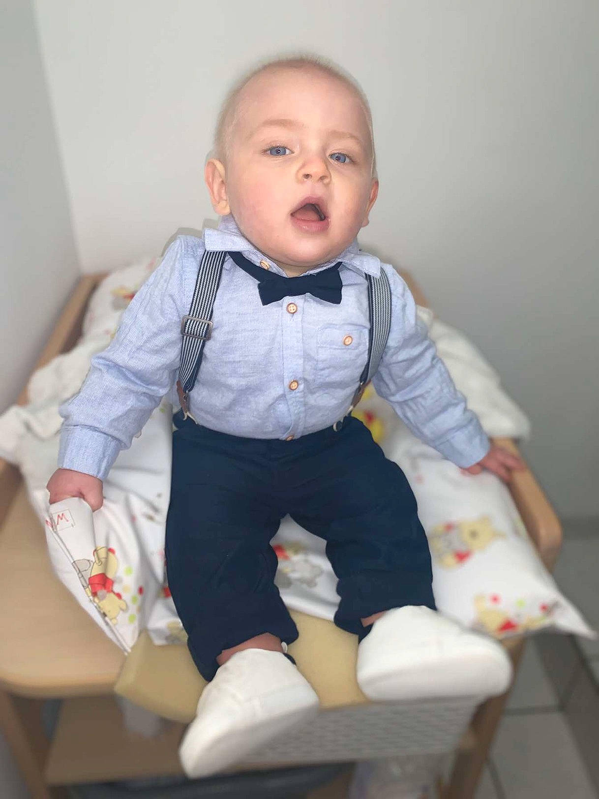 Tiago a rejoint le concours — aidez-le/la à gagner de superbes lots ! baby, cheek, child, joint, person, shoe, sitting, standing, surprise, toddler, toy