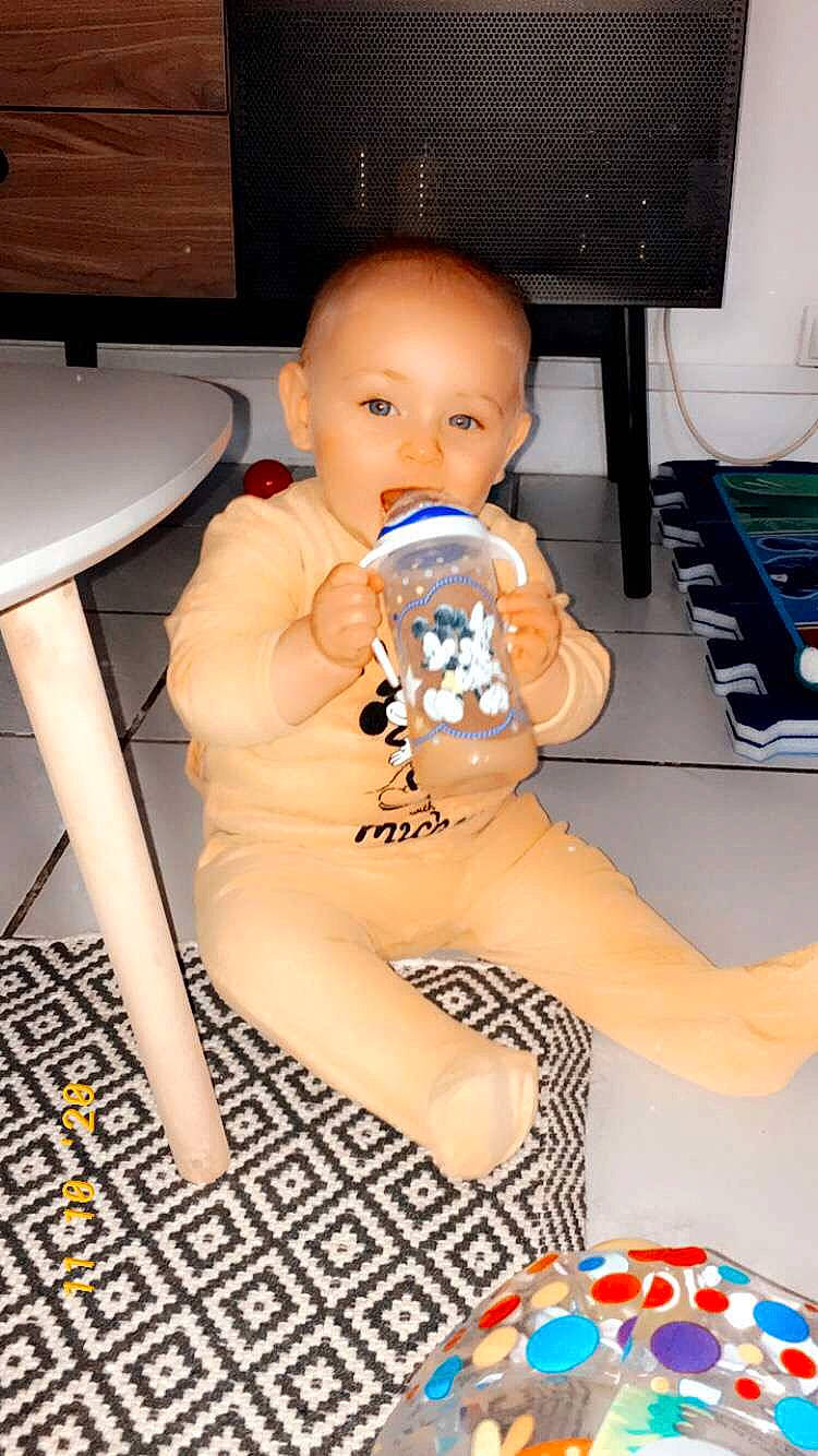 Tiago participe au concours pour gagner de l'argent avec cette photo : baby, child, leg, person, play, sitting, toddler