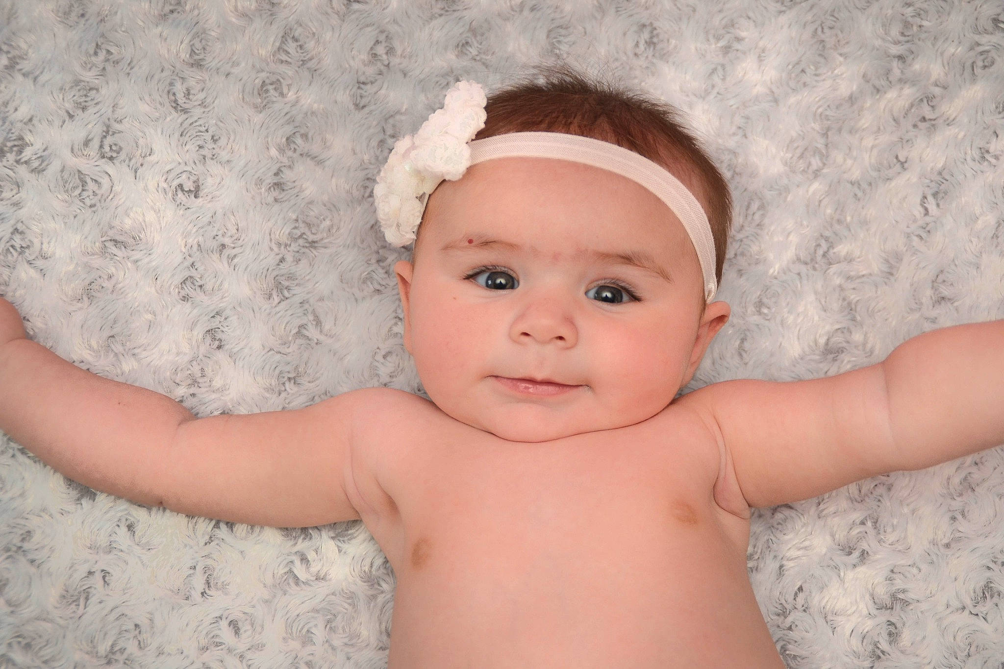 Julia a rejoint le concours — aidez-le/la à gagner de superbes lots ! arm, baby, baby_toddler_clothing, cheek, eye, eyebrow, eyelash, facial_expression, finger, hand, happy, headwear, iris, lip, neck, person, pink, skin, sleeve, smile