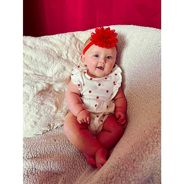 Mia a rejoint le concours — aidez-le/la à gagner de superbes lots ! baby, baby_toddler_clothing, clothing, comfort, costume_hat, face, fictional_character, foot, happy, head, headwear, human_body, human_leg, knee, leg, pattern, person, sleeve, smile, textile