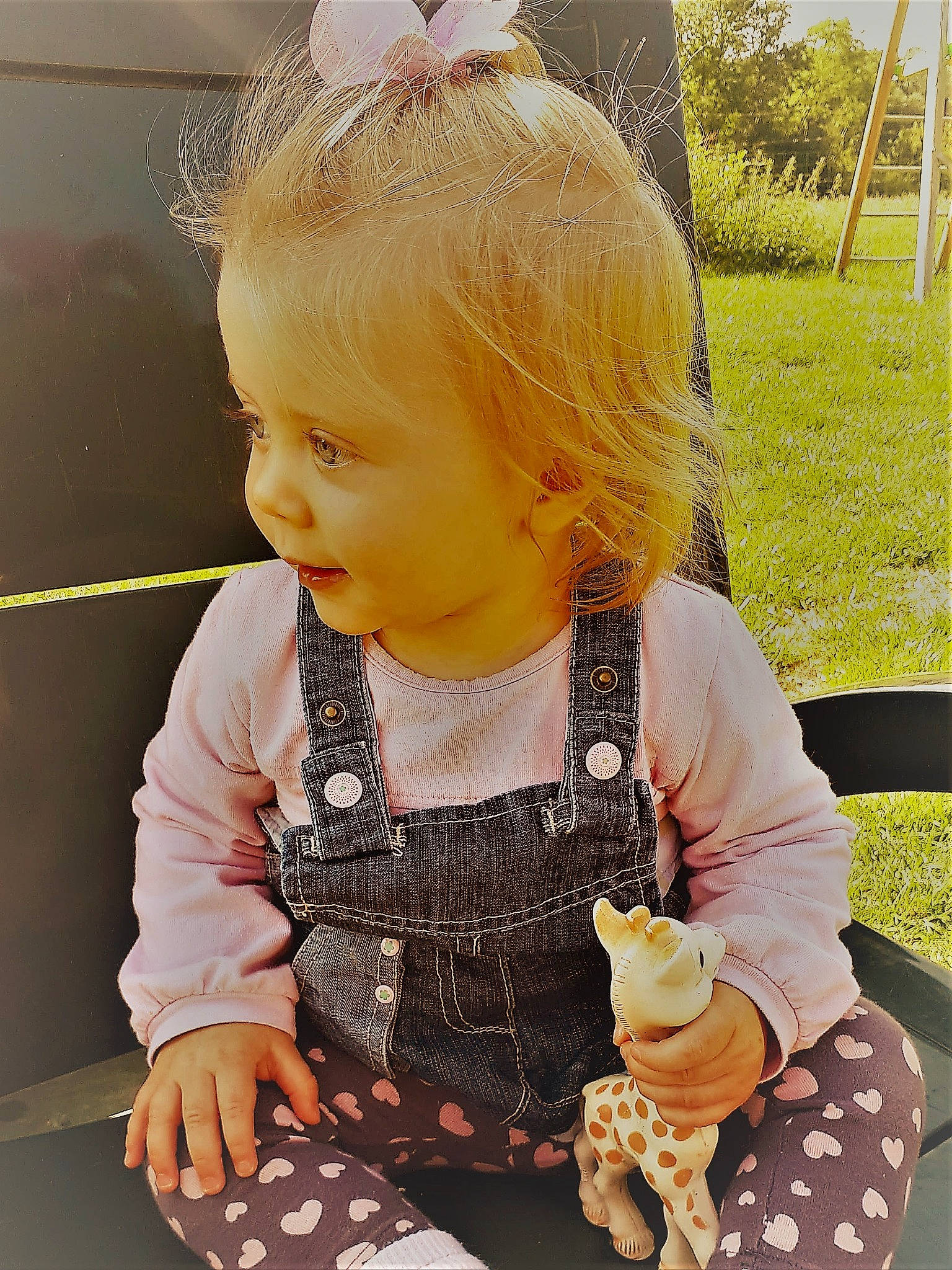 Eléna a rejoint le concours — aidez-le/la à gagner de superbes lots ! blond, child, eating, hair, hairstyle, ice_cream_cone, joy, pattern, person, play, toddler