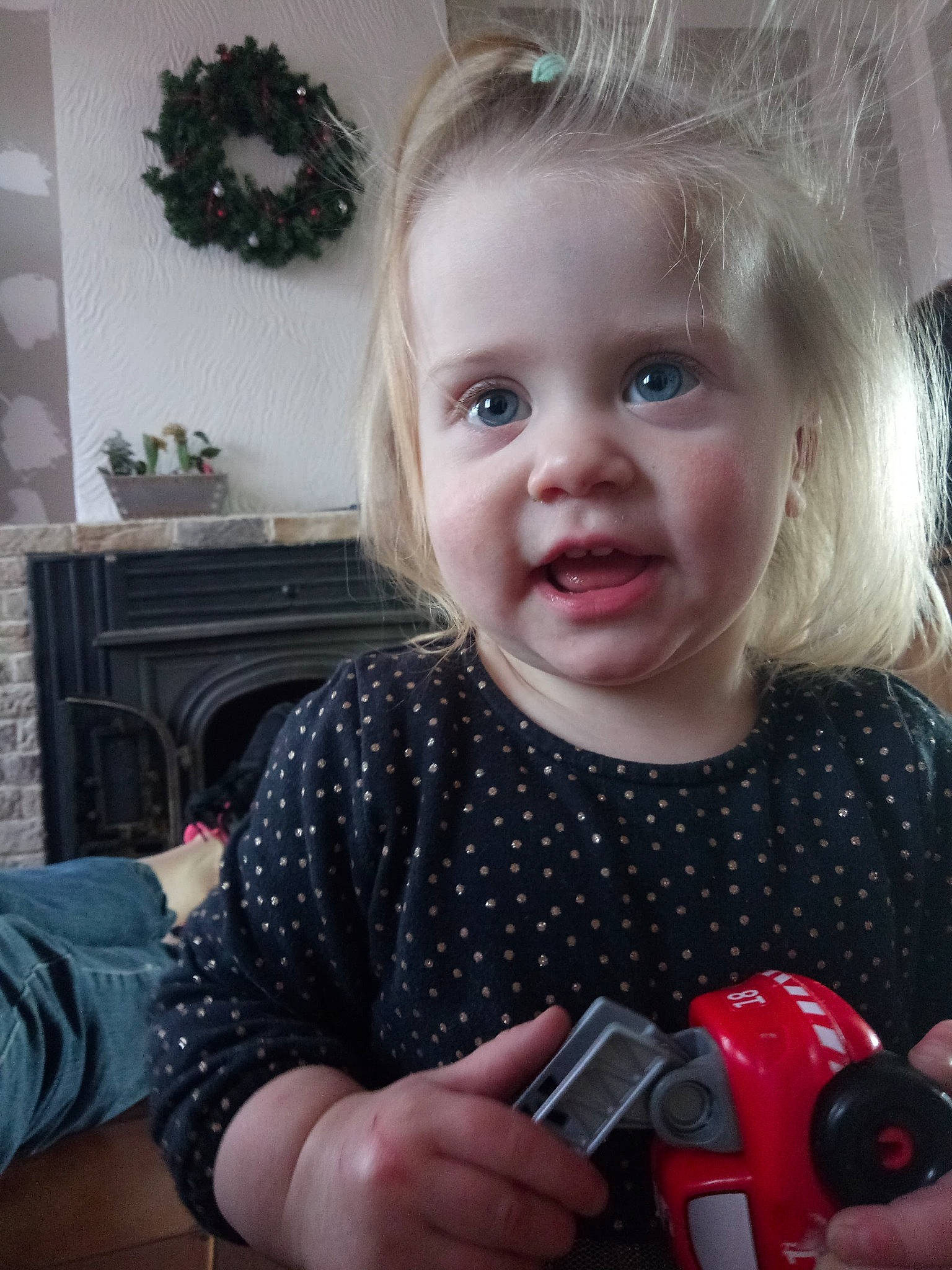 Eléna participe au concours pour gagner de l'argent avec cette photo : baby, blond, cheek, child, christmas, ear, eye, face, hair, head, holiday, iris, lip, nose, person, play, room, skin, smile, toddler