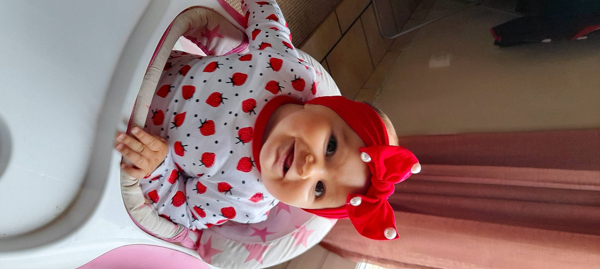 Meryl a rejoint le concours — aidez-le/la à gagner de superbes lots ! baby, baby_toddler_clothing, cap, carmine, child, costume, costume_hat, event, fashion_accessory, happy, hat, headwear, holiday, lip, magenta, pattern, person, pink, sleeve, smile