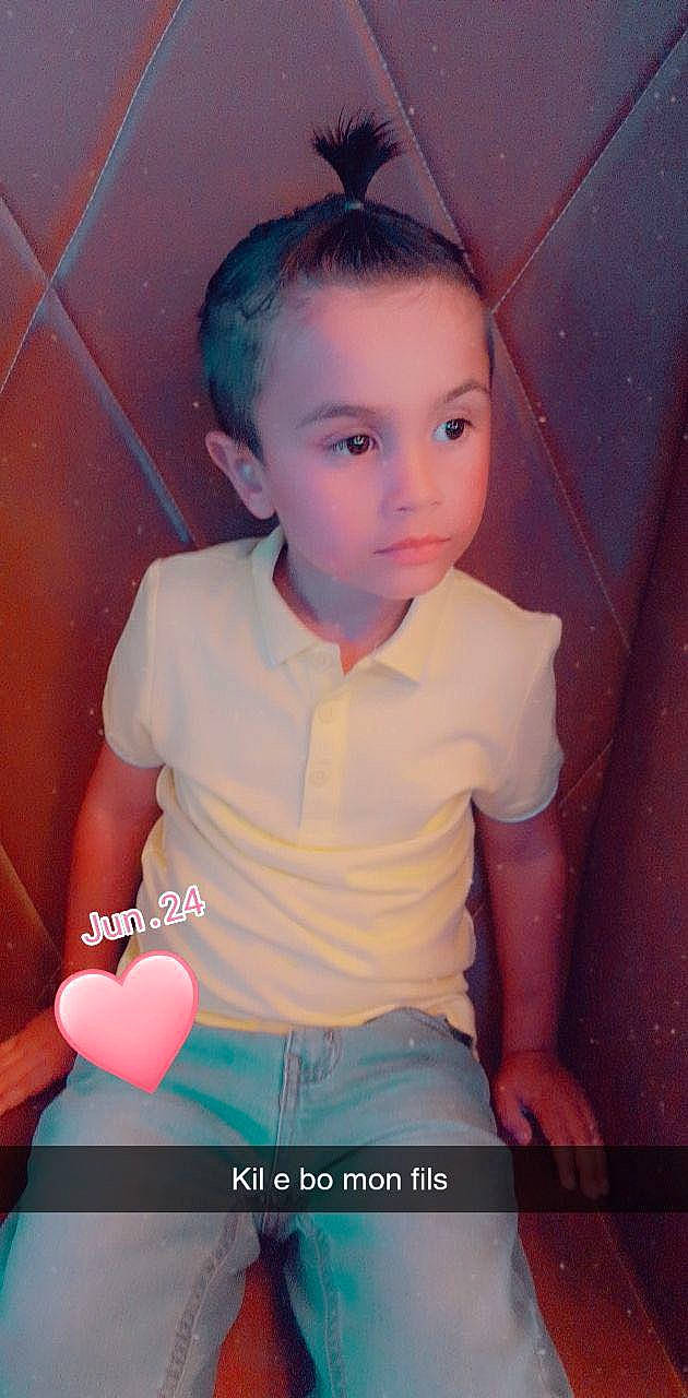 John a rejoint le concours — aidez-le/la à gagner de superbes lots ! baby_toddler_clothing, beauty, blond, blue, cheek, electric_blue, eye, flash_photography, fun, happy, iris, lip, mouth, neck, nose, organ, person, pink, skin, sleeve