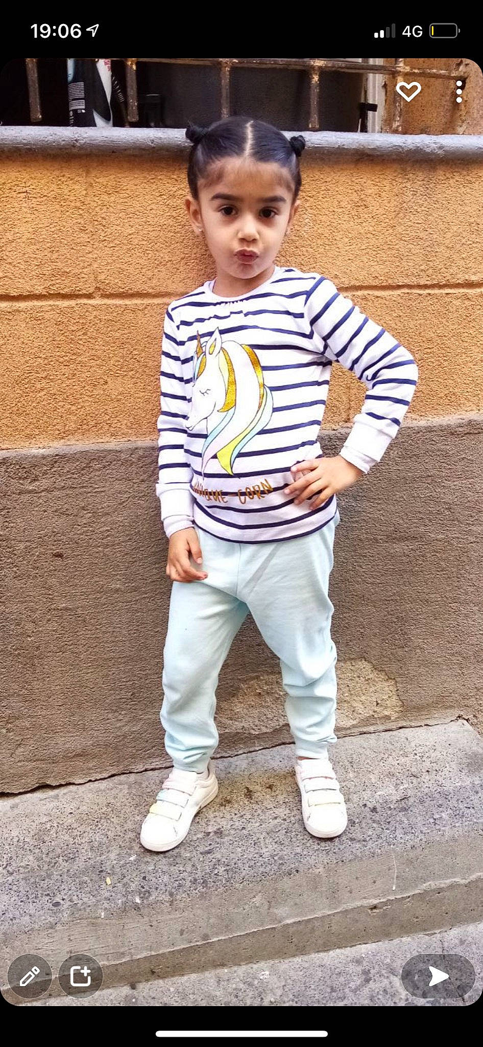 Valentina a rejoint le concours — aidez-le/la à gagner de superbes lots ! baby_toddler_clothing, brick, child, child_model, electric_blue, face, fashion_design, happy, head, knee, pajamas, pattern, person, sleeve, sportswear, street_fashion, t_shirt, toddler, top, waist