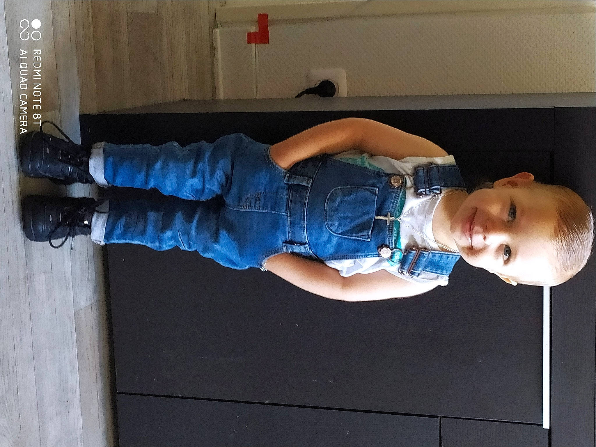 Cellyo participe au concours pour gagner de l'argent avec cette photo : baby_toddler_clothing, child, comfort, denim, elbow, electric_blue, flooring, fun, human_leg, jeans, joy, knee, leg, person, room, sleeve, smile, standing, t_shirt, thigh
