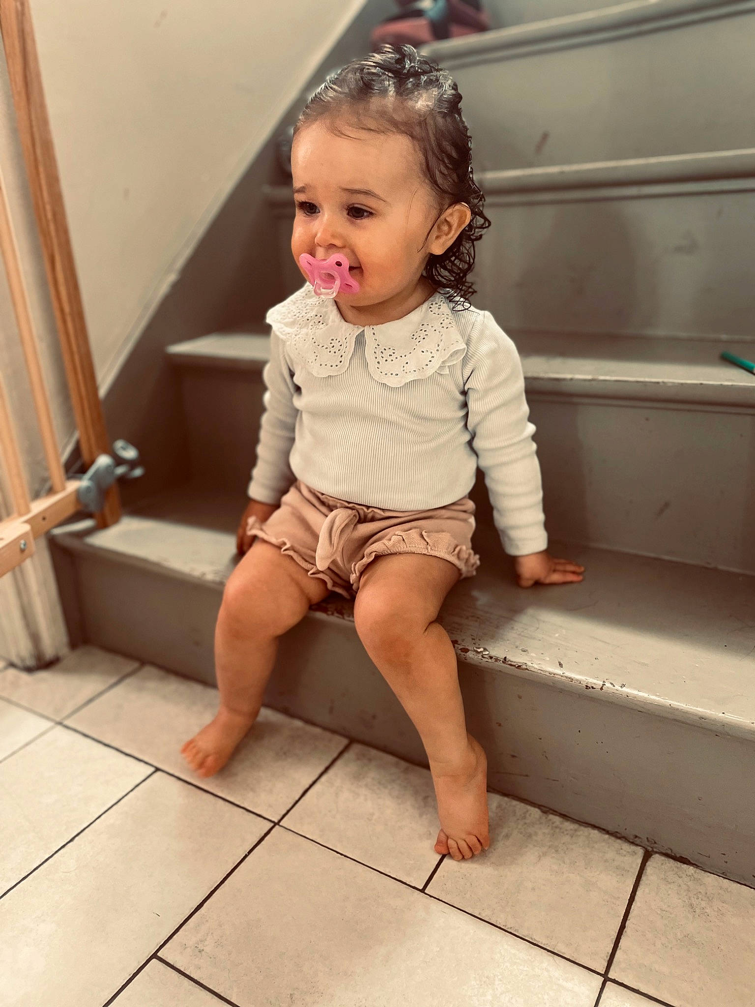 Nella a rejoint le concours — aidez-le/la à gagner de superbes lots ! baby_toddler_clothing, cheek, chin, eyelash, face, floor, flooring, hair, happy, head, human_body, leg, neck, person, skin, sleeve, smile, standing, thigh, toddler