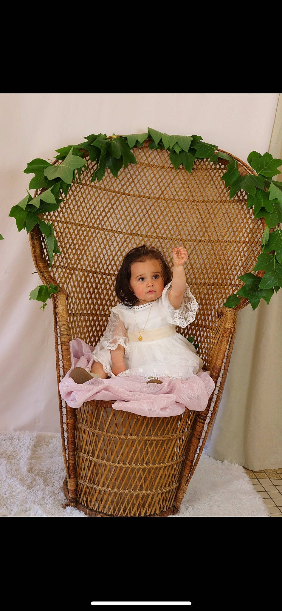 Nella a rejoint le concours — aidez-le/la à gagner de superbes lots ! arch, baby, basket, child, creative_arts, event, grass, happy, home_accessories, natural_material, person, picnic_basket, sitting, storage_basket, toddler, twig, wicker, wood