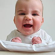éléna participe au concours pour gagner de l'argent avec cette photo : adorable, baby, bright_background, chubby_cheeks, closeup, crib, cute, face, hands, happy, indoor, infant, joyful, onesie, padded_rail, portrait, short_hair, smile, soft_light, wooden_surface