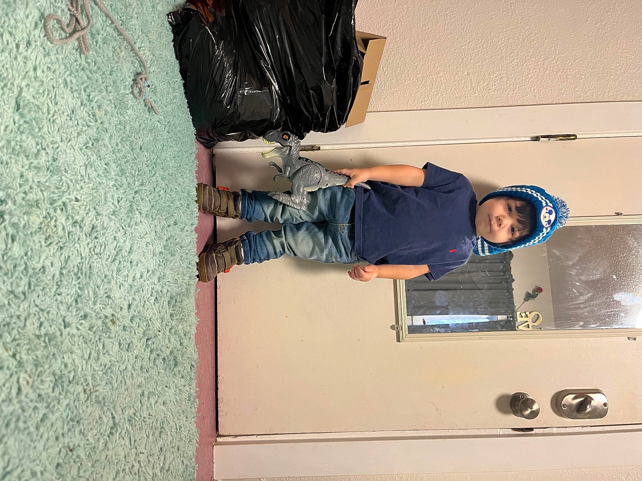 Kylo is registered to the contest to win money with this photo: bag, comfort, elbow, electric_blue, fashion_design, human_leg, knee, luggage_and_bags, machine, major_appliance, person, room, sandal, sleeve, t_shirt, thigh, waist, wrist