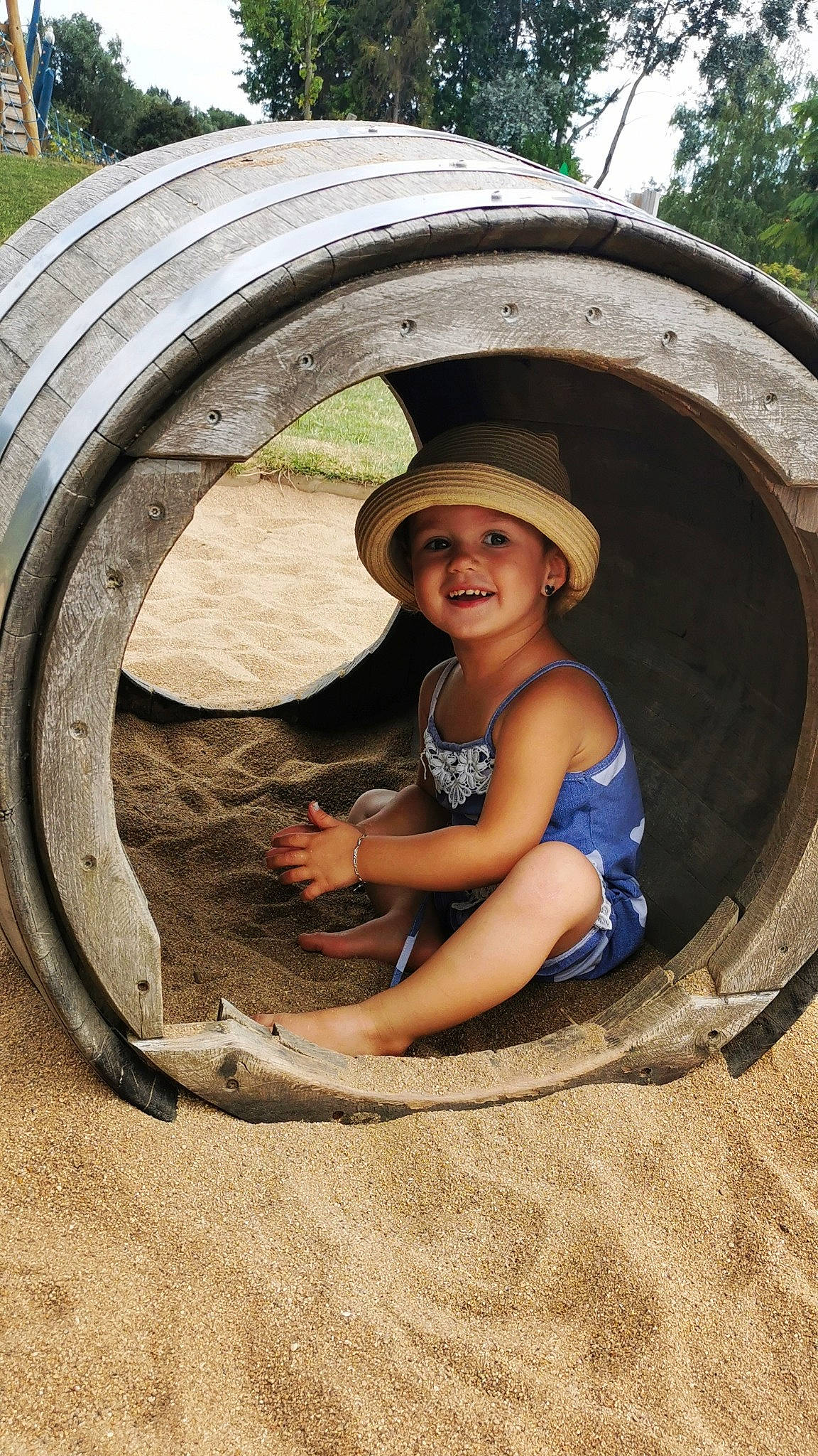 Lana a rejoint le concours — aidez-le/la à gagner de superbes lots ! auto_part, automotive_exterior, automotive_tire, automotive_wheel_system, child, facial_expression, fun, grass, hat, headwear, joy, landscape, leisure, motor_vehicle, person, recreation, smile, soil, sun_hat, tire_care