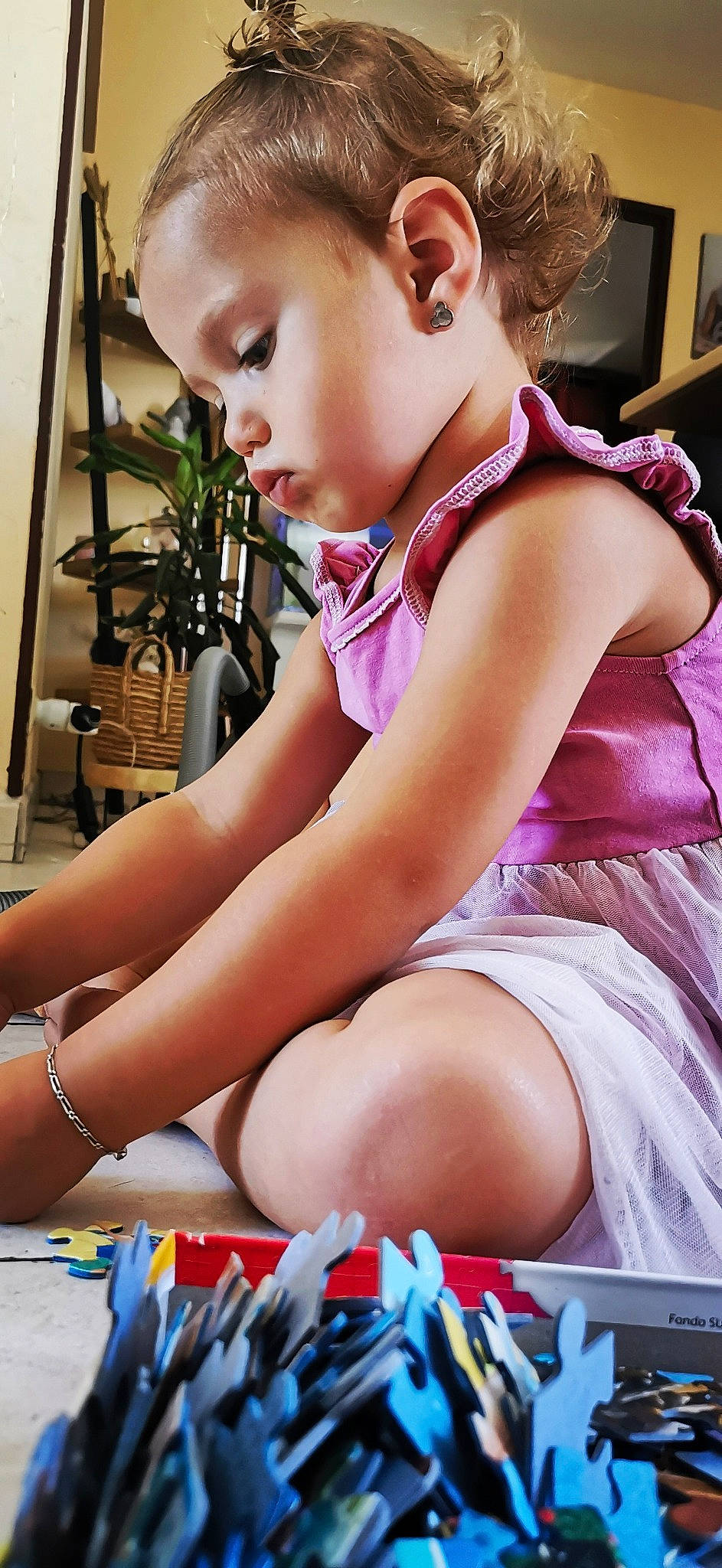 Lana participe au concours pour gagner de l'argent avec cette photo : baby_toddler_clothing, beauty, blond, child, finger, fun, hairstyle, happy, human_leg, knee, lap, leg, leisure, muscle, person, pink, sitting, skin, summer, thigh