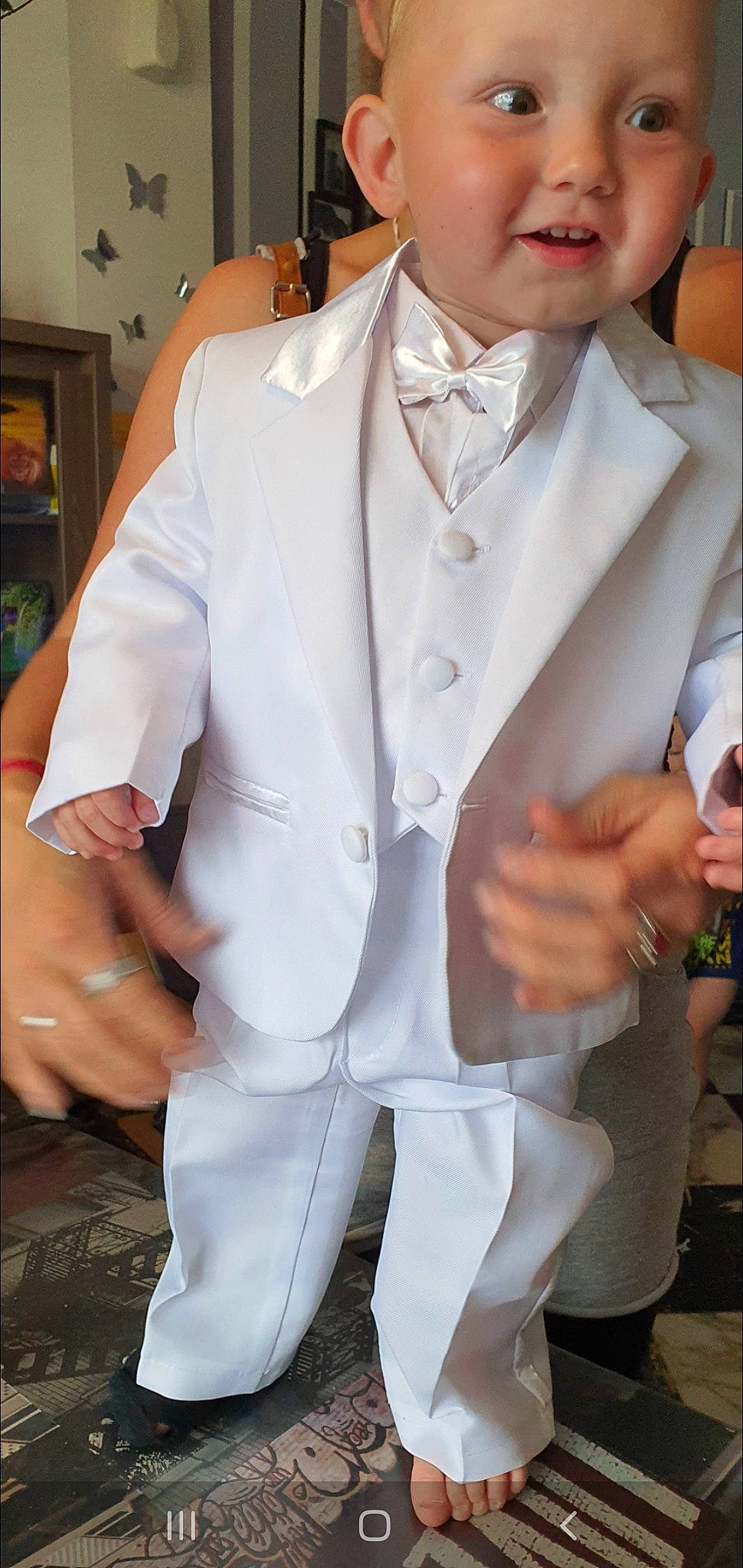 Ethan participe au concours pour gagner de l'argent avec cette photo : bow_tie, button, collar, cuff, dress_shirt, kitchen_appliance, person, refrigerator, shelf, suit_trousers, thumb, tie, white_coat