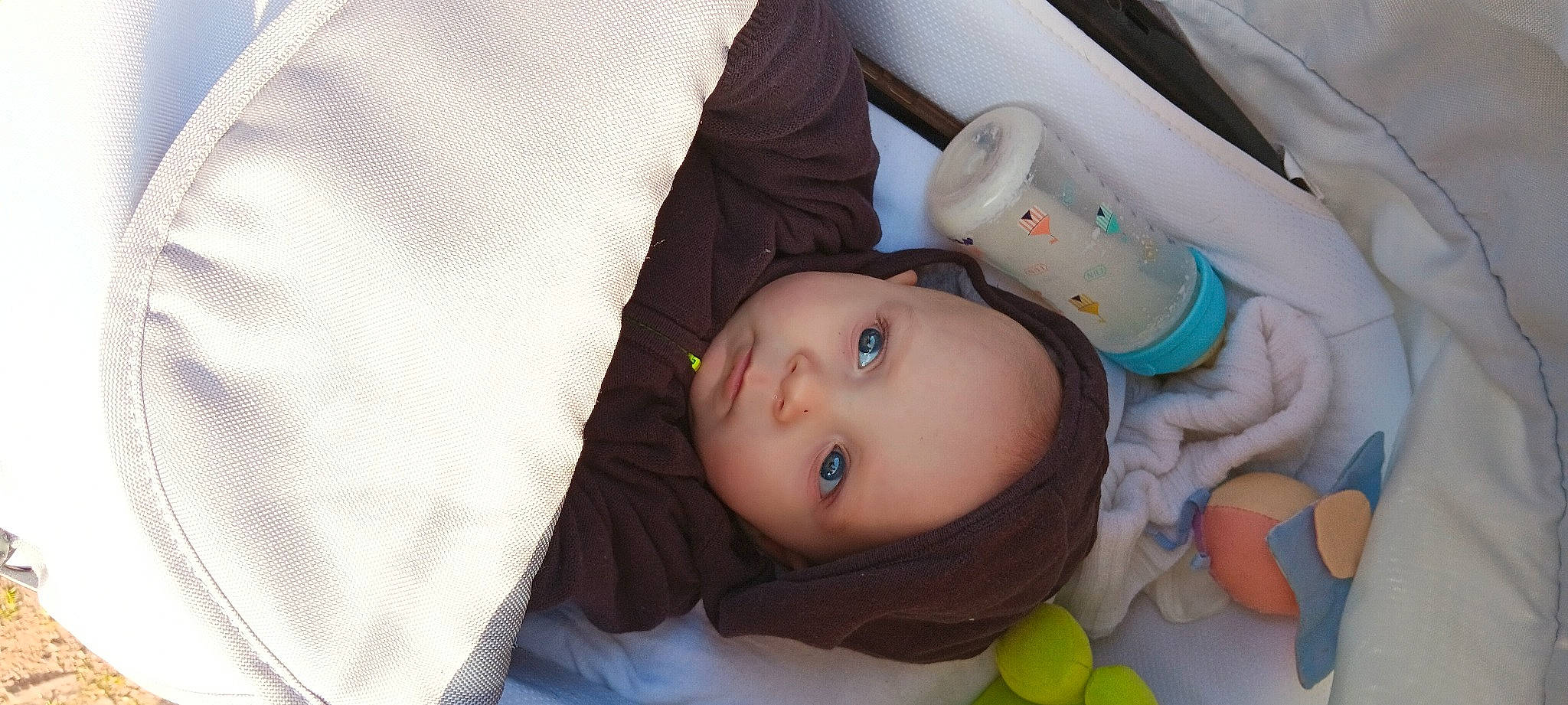 Ylan participe au concours pour gagner de l'argent avec cette photo : auto_part, baby, baby_products, baby_toddler_clothing, baby_toys, car_seat, cheek, child, comfort, pattern, person, plastic, room, sitting, skin, textile, toddler, toy, wood