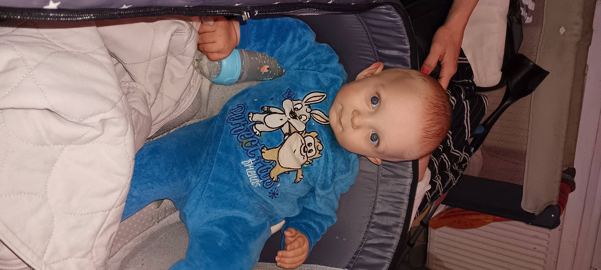 Ylan participe au concours pour gagner de l'argent avec cette photo : baby, baby_products, baby_sleeping, baby_toddler_clothing, baby_toys, blue, cheek, child, comfort, couch, fun, linens, mouth, person, room, sitting, skin, sleeve, t_shirt, toddler