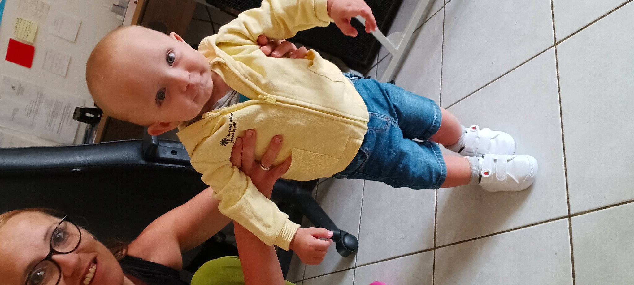 Ylan a rejoint le concours — aidez-le/la à gagner de superbes lots ! baby, baby_products, baby_toddler_clothing, child, comfort, electric_blue, finger, flooring, fun, human_leg, joint, joy, knee, leisure, outdoor_shoe, person, sandal, sitting, smile, sneakers