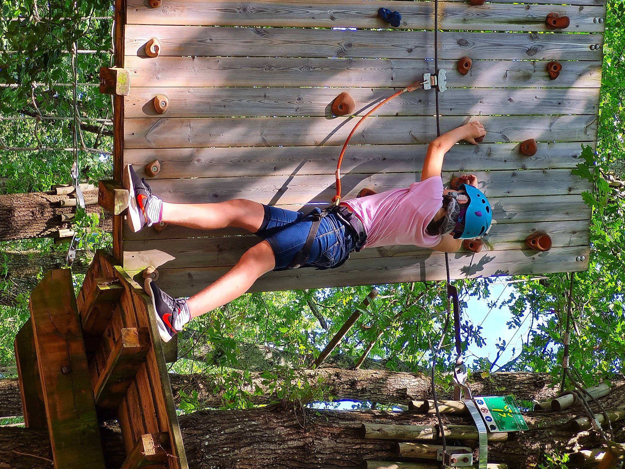 Naomie a rejoint le concours — aidez-le/la à gagner de superbes lots ! adventure, boot, climbing_harness, fun, grass, human_leg, leisure, people_in_nature, plant, recreation, rock_climbing_equipment, rope, shoe, shorts, sneakers, thigh, tree, trunk, wood, woody_plant