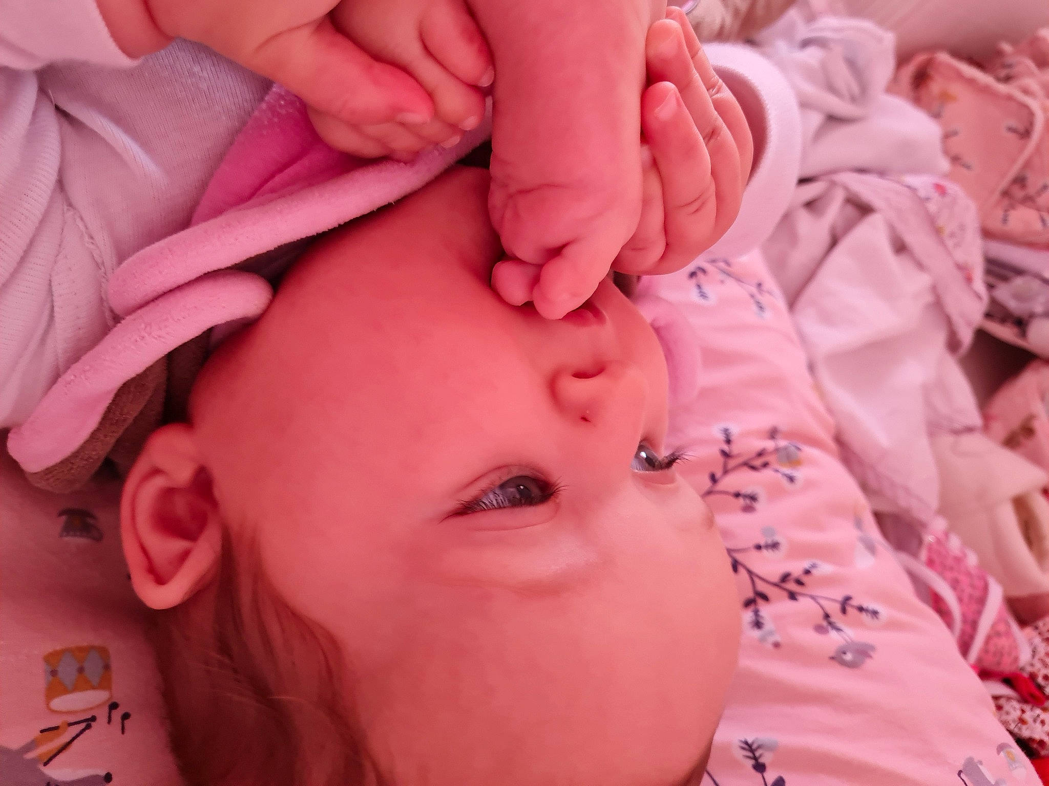 Jeanne a rejoint le concours — aidez-le/la à gagner de superbes lots ! arm, baby, cheek, child, comfort, ear, eyelash, facial_expression, finger, gesture, hand, happy, lip, mouth, nail, nose, person, pink, skin, thumb