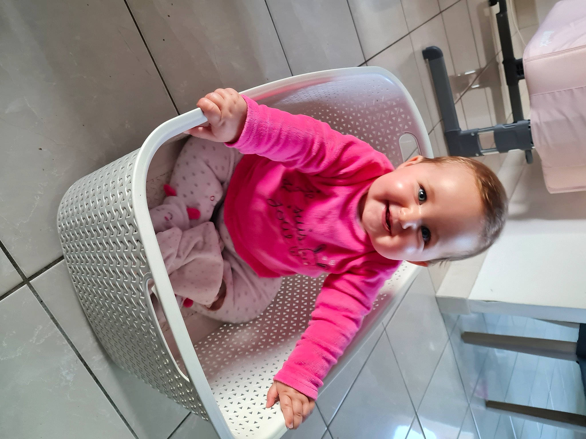Jeanne a rejoint le concours — aidez-le/la à gagner de superbes lots ! baby, baby_carriage, baby_products, baby_safety, baby_toddler_clothing, child, comfort, flooring, fun, joy, laundry_room, linens, magenta, mouth, person, pink, product, room, smile, toddler