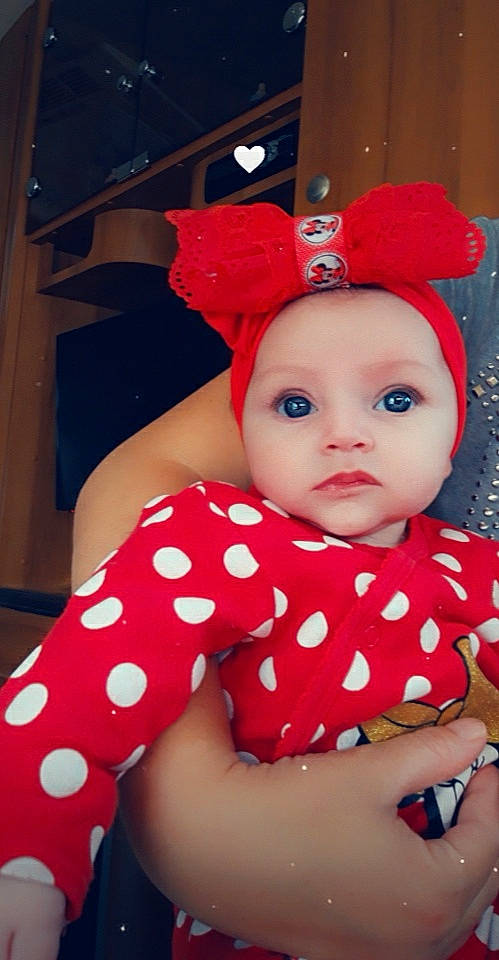 Tenessy a rejoint le concours — aidez-le/la à gagner de superbes lots ! baby, baby_toddler_clothing, cheek, child, design, headgear, lip, pattern, person, pink, polka_dot, red, skin, toddler, toy