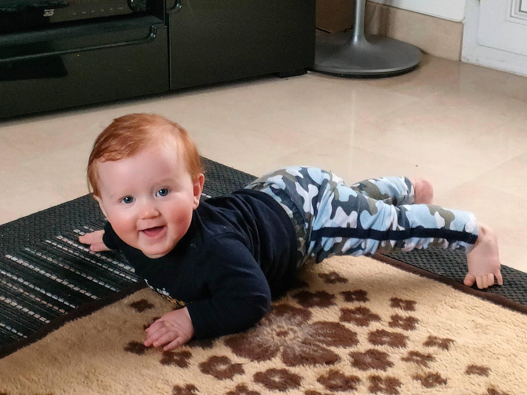 Célian a rejoint le concours — aidez-le/la à gagner de superbes lots ! baby_toddler_clothing, black, child, comfort, crawling, elbow, finger, floor, flooring, fun, hardwood, head, knee, leg, person, skin, sleeve, smile, t_shirt, toddler