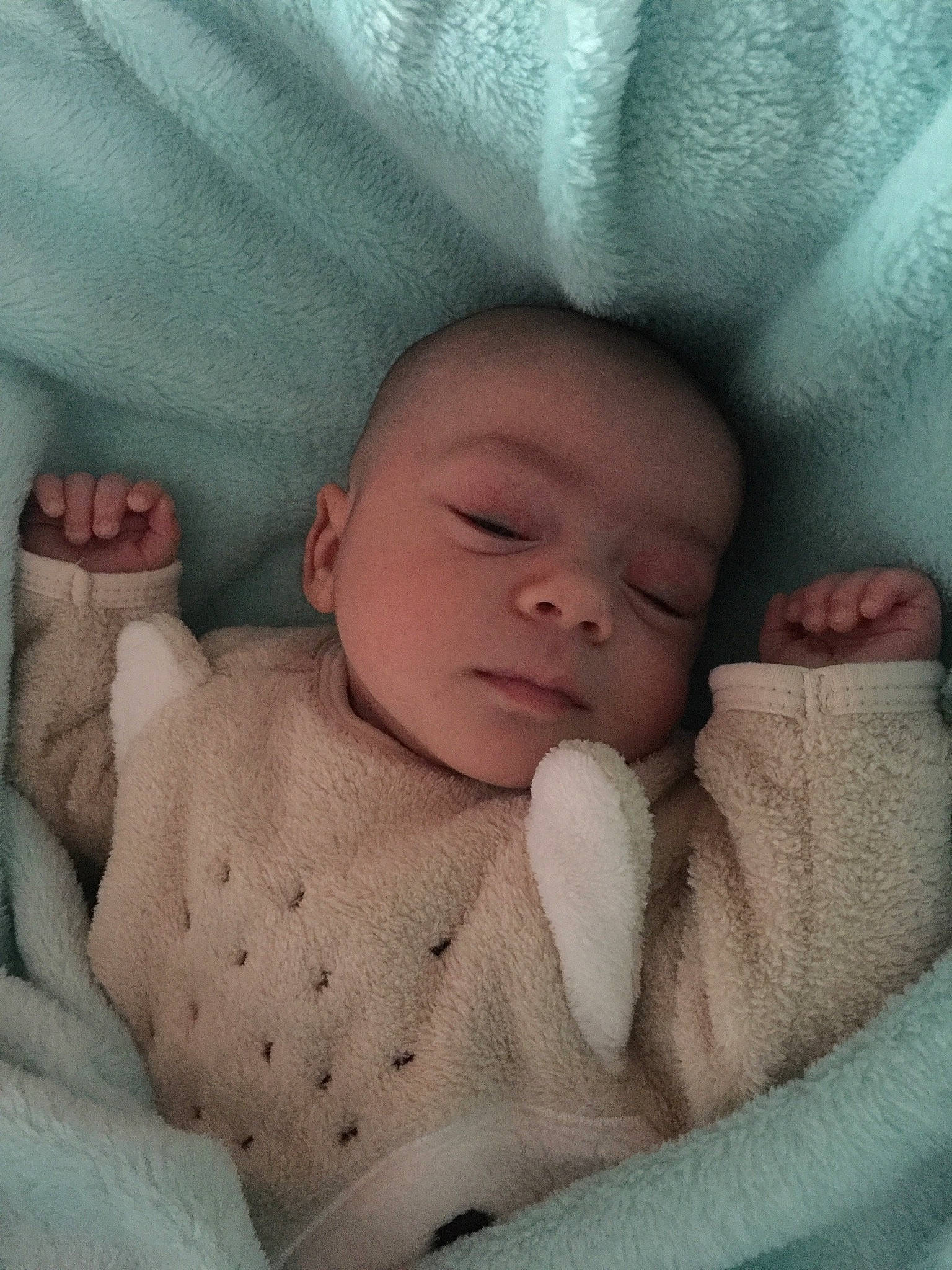 Jaëden participe au concours pour gagner de l'argent avec cette photo : baby, baby_sleeping, bedtime, birth, cheek, child, comfort, eye, face, hand, head, linens, lip, mouth, muscle, nap, nose, person, skin, sleep