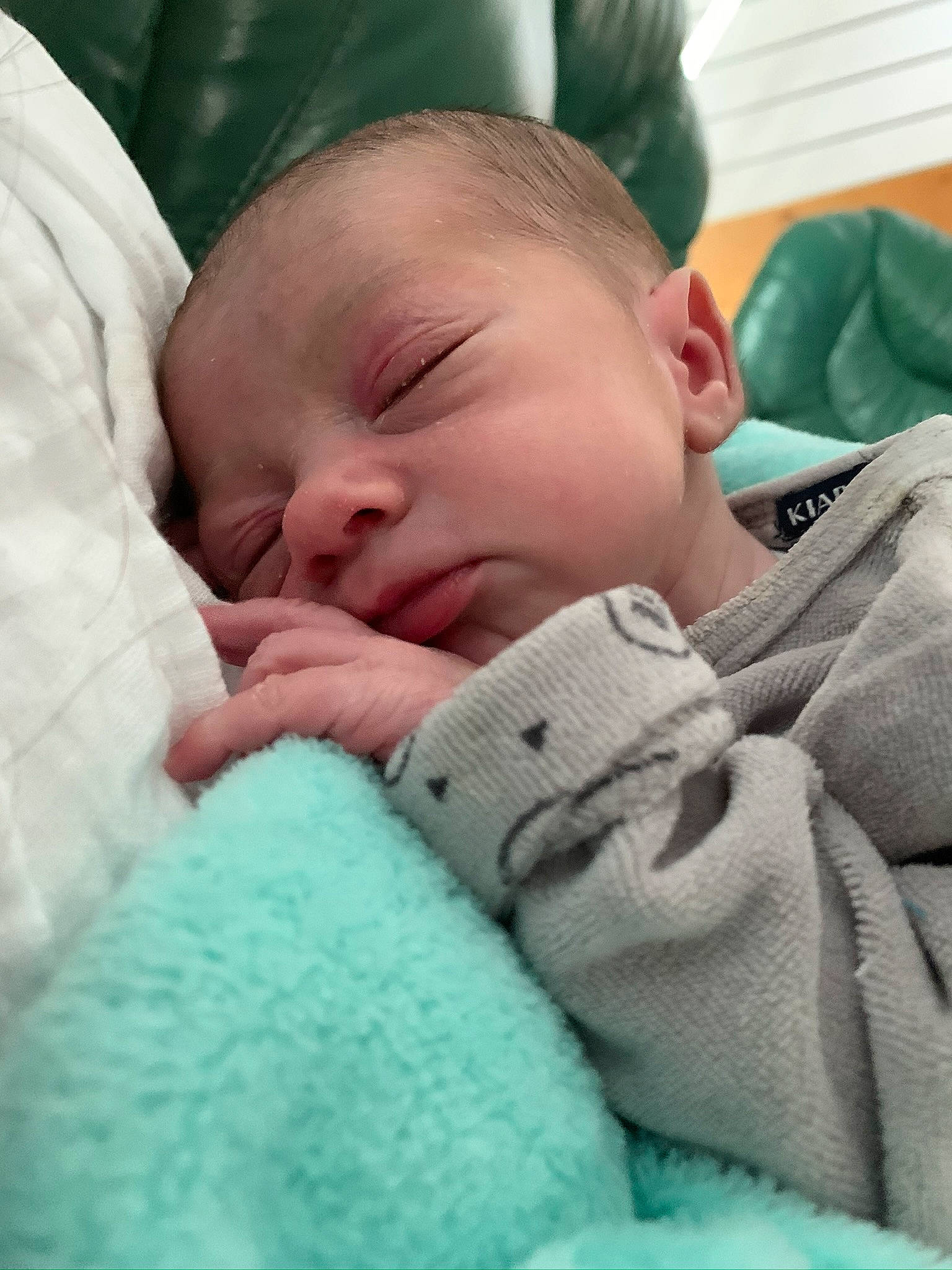 Jaëden a rejoint le concours — aidez-le/la à gagner de superbes lots ! baby, baby_sleeping, bedtime, birth, cheek, child, childbirth, comfort, eye, face, finger, forehead, hand, mouth, nap, nose, person, skin, sleep, toddler